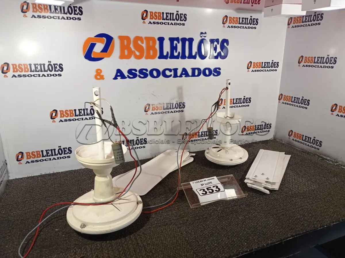 LOTE 353 - 02 VENTILADORES DE TETO COM AVARIAS. (NO ESTADO) ATENÇÃO! FAZER A VISITAÇÃO ANTES DE ARREMATAR, NÃO SABEMOS SE FUNCIONA. LEILÃO NÃO TEM GARANTIA E NEM DEVOLUÇÃO, SUJEITO A POSSÍVEIS AVARIAS VISÍVEIS/OCULTAS E/OU AUSÊNCIA DE COMPONENTES.