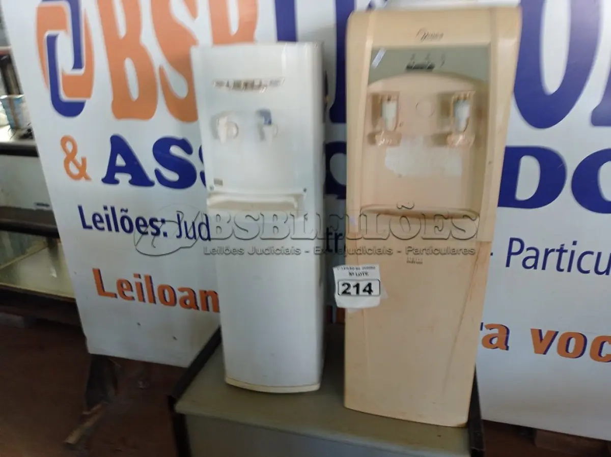 LOTE 214 - 02 BEBEDOUROS REFRIGERADOS COM AVARIAS. (NO ESTADO) ATENÇÃO! FAZER A VISITAÇÃO ANTES DE ARREMATAR, NÃO SABEMOS SE FUNCIONA. LEILÃO NÃO TEM GARANTIA E NEM DEVOLUÇÃO, SUJEITO A POSSÍVEIS AVARIAS VISÍVEIS/OCULTAS E/OU AUSÊNCIA DE COMPONENTES.