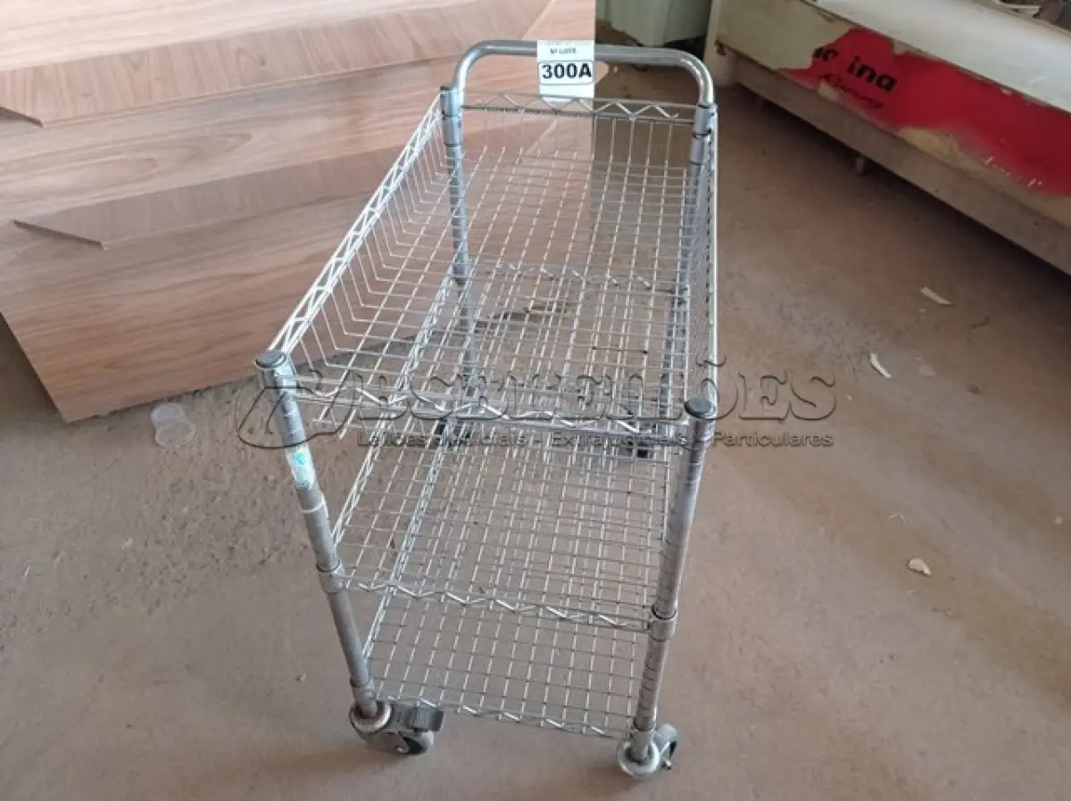 LOTE 300 - 01 CARRINHO PARA COPA COM 03 BANDEJAS E RODINHAS. (NO ESTADO) ATENÇÃO! FAZER A VISITAÇÃO ANTES DE ARREMATAR, NÃO SABEMOS SE FUNCIONA. LEILÃO NÃO TEM GARANTIA E NEM DEVOLUÇÃO, SUJEITO A POSSÍVEIS AVARIAS VISÍVEIS/OCULTAS E/OU AUSÊNCIA DE COMPONENTES.