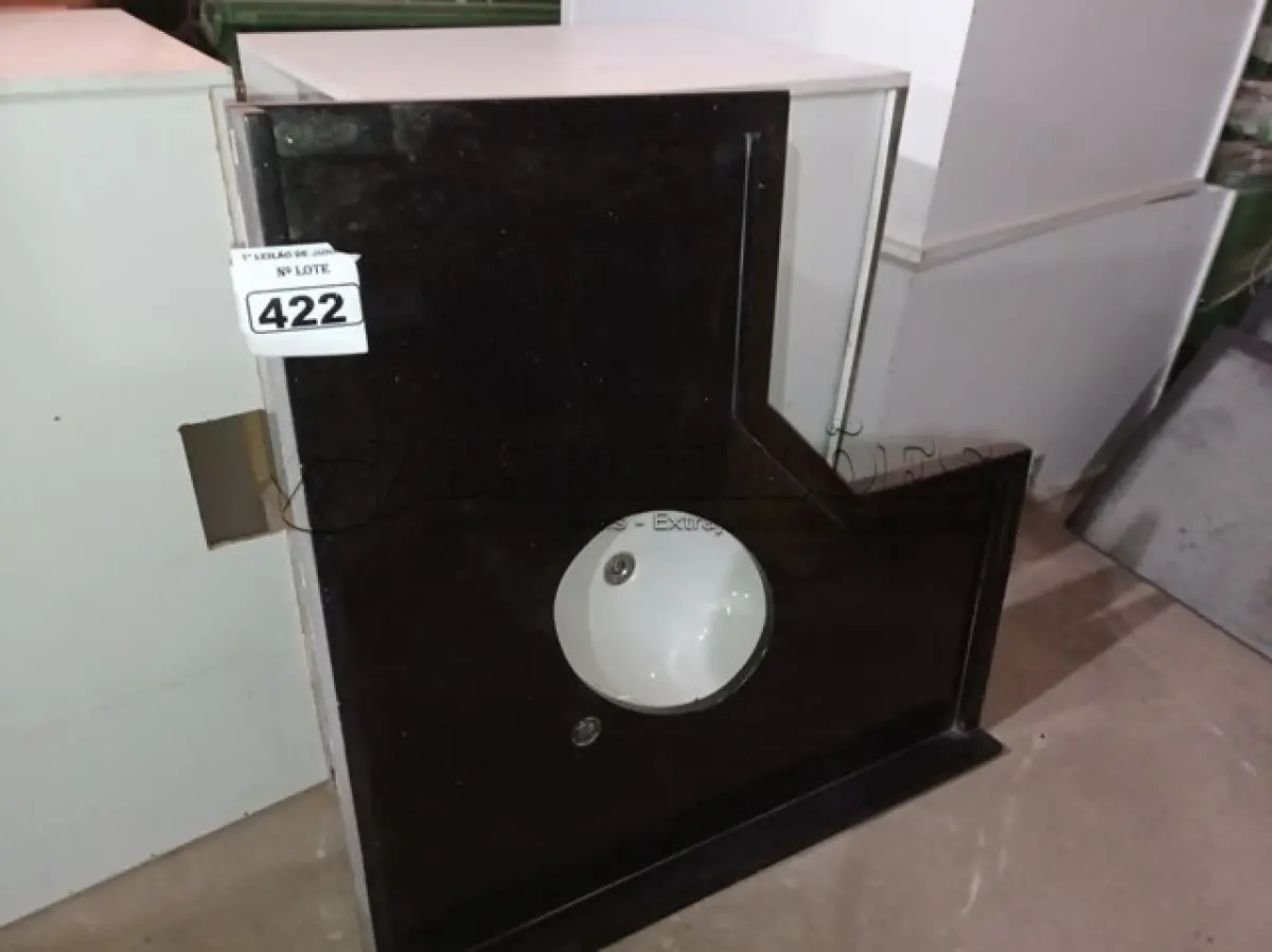LOTE 422 - 01 GABINETE PARA BANHEIRO COM CUBA E BANCADA EM  MÁRMORE MONTADA MEDINDO: 120 DE LARGURAX1.20 DE COMPRIMENTOX63. (NO ESTADO) ATENÇÃO! FAZER A VISITAÇÃO ANTES DE ARREMATAR, NÃO SABEMOS SE FUNCIONA. LEILÃO NÃO TEM GARANTIA E NEM DEVOLUÇÃO, SUJEITO A POSSÍVEIS AVARIAS VISÍVEIS/OCULTAS E/OU AUSÊNCIA DE COMPONENTES.