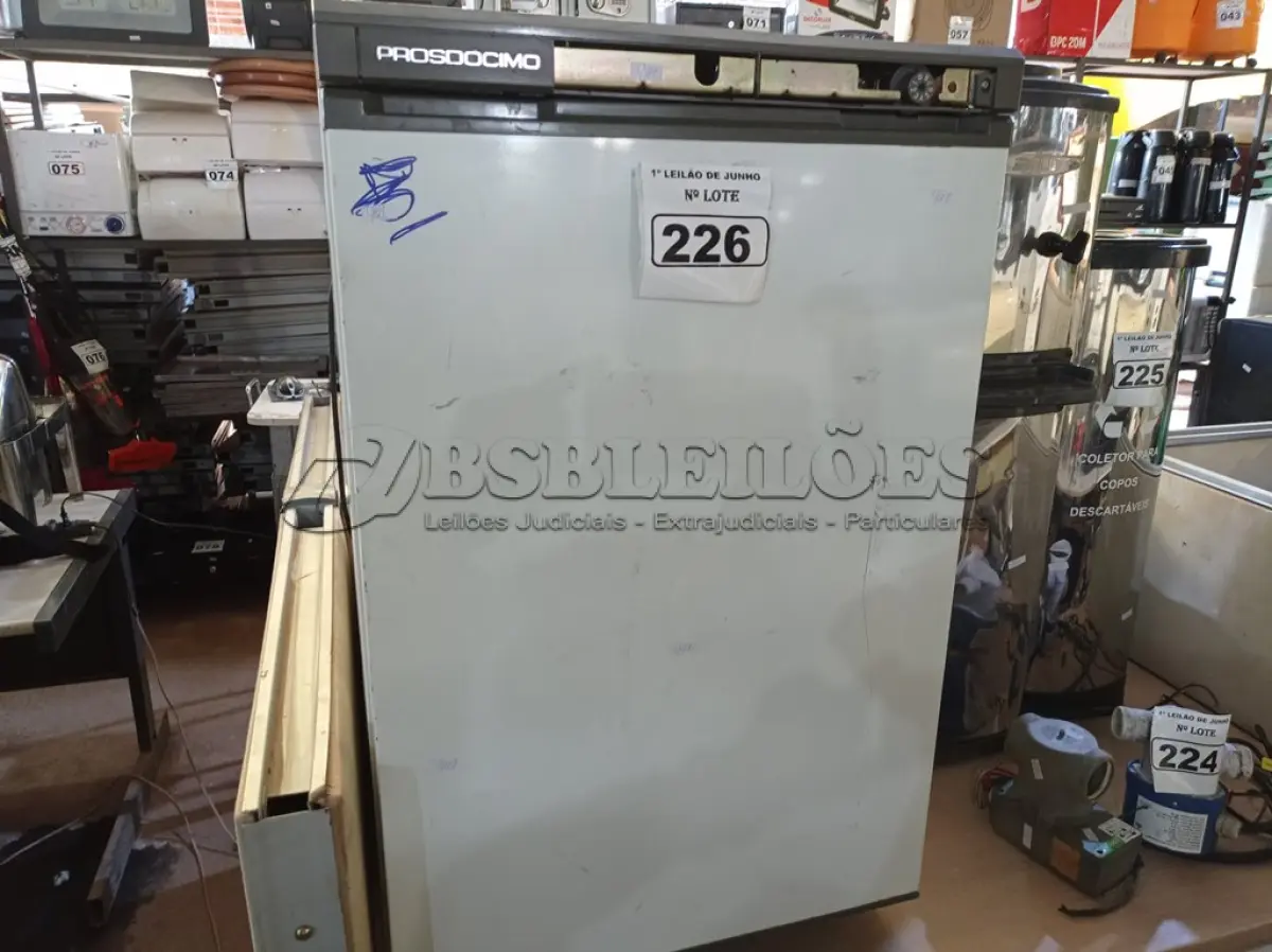 LOTE 226 - 01 FRIGOBAR MARCA PROSDÓCIMO COM AVARIAS. (NO ESTADO) ATENÇÃO! FAZER A VISITAÇÃO ANTES DE ARREMATAR, NÃO SABEMOS SE FUNCIONA. LEILÃO NÃO TEM GARANTIA E NEM DEVOLUÇÃO, SUJEITO A POSSÍVEIS AVARIAS VISÍVEIS/OCULTAS E/OU AUSÊNCIA DE COMPONENTES.