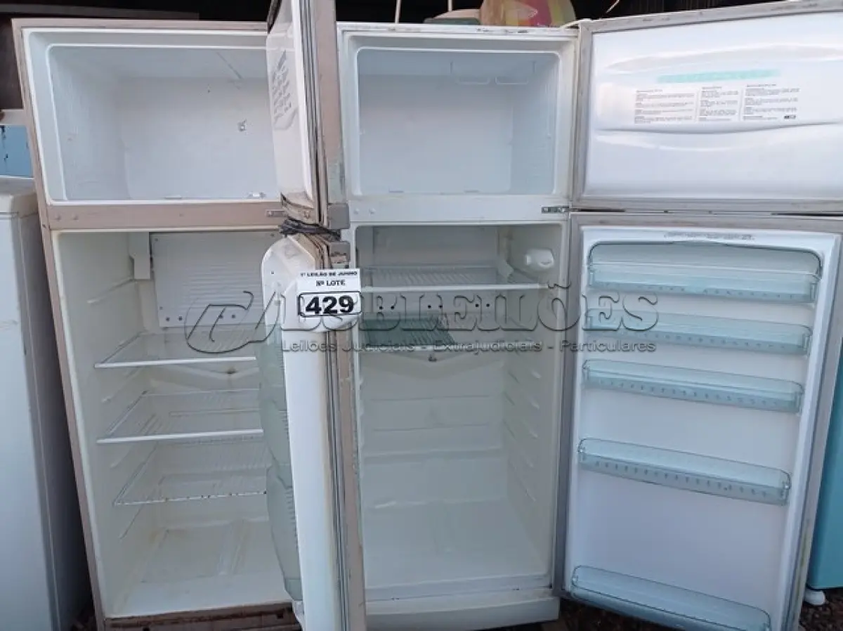 LOTE 429 - 02 GELADEIRAS ELECTROLUX PARA RETIRADA DE PEÇAS. (NO ESTADO) ATENÇÃO! FAZER A VISITAÇÃO ANTES DE ARREMATAR, NÃO SABEMOS SE FUNCIONA. LEILÃO NÃO TEM GARANTIA E NEM DEVOLUÇÃO, SUJEITO A POSSÍVEIS AVARIAS VISÍVEIS/OCULTAS E/OU AUSÊNCIA DE COMPONENTES.