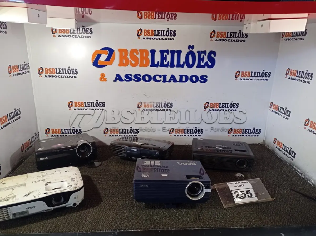 LOTE 255 - 05 PROJETORES MULTIMIDIA MARCAS E MODELOS DIVERSOS. (NO ESTADO) ATENÇÃO! FAZER A VISITAÇÃO ANTES DE ARREMATAR, NÃO SABEMOS SE FUNCIONA. LEILÃO NÃO TEM GARANTIA E NEM DEVOLUÇÃO, SUJEITO A POSSÍVEIS AVARIAS VISÍVEIS/OCULTAS E/OU AUSÊNCIA DE COMPONENTES.
