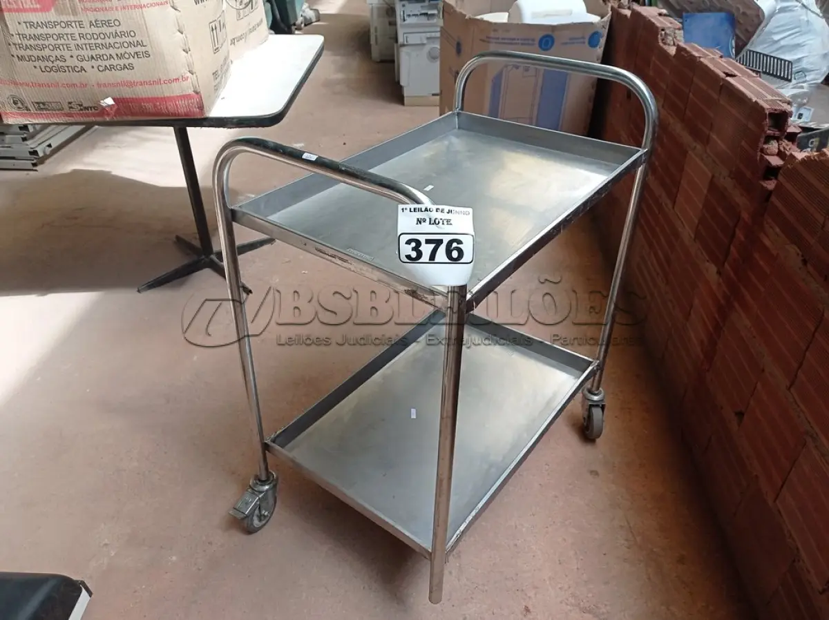 LOTE 376 - 01 CARRINHO EM INOX COM 02 BANDEJAS E RODINHAS. (FALTANDO 1)(NO ESTADO) ATENÇÃO! FAZER A VISITAÇÃO ANTES DE ARREMATAR, NÃO SABEMOS SE FUNCIONA. LEILÃO NÃO TEM GARANTIA E NEM DEVOLUÇÃO, SUJEITO A POSSÍVEIS AVARIAS VISÍVEIS/OCULTAS E/OU AUSÊNCIA DE COMPONENTES.