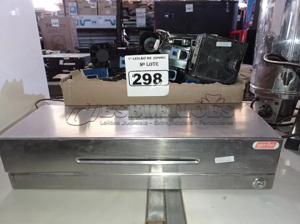 LOTE 298 - 01 LOTE COM VÁRIOS COOLERS PARA SERVIDOR E 01 CAIXA ELETRÔNICO. (NO ESTADO) ATENÇÃO! FAZER A VISITAÇÃO ANTES DE ARREMATAR, NÃO SABEMOS SE FUNCIONA. LEILÃO NÃO TEM GARANTIA E NEM DEVOLUÇÃO, SUJEITO A POSSÍVEIS AVARIAS VISÍVEIS/OCULTAS E/OU AUSÊNCIA DE COMPONENTES.