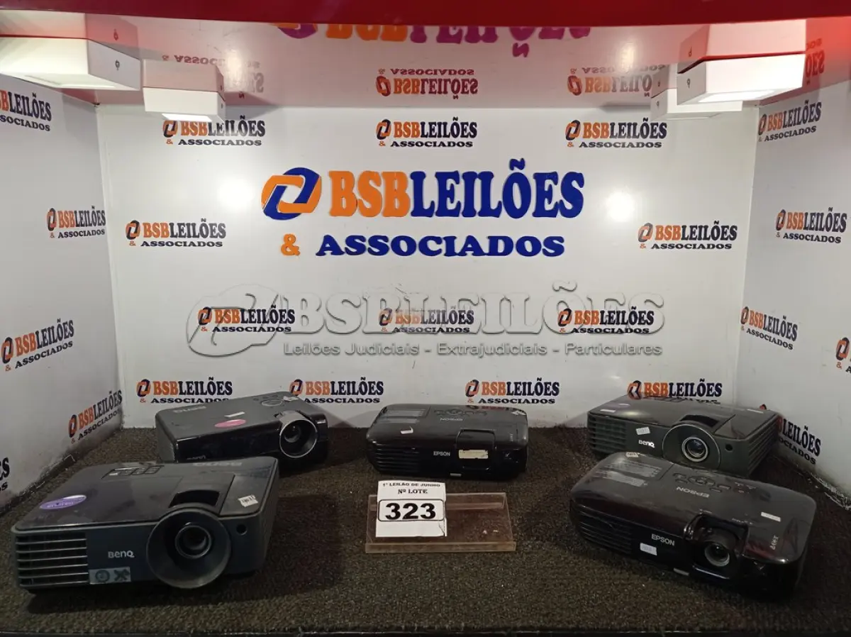 LOTE 323 - 05 PROJETORES MULTIMIDIA MARCAS E MODELOS DIVERSOS. (NO ESTADO) ATENÇÃO! FAZER A VISITAÇÃO ANTES DE ARREMATAR, NÃO SABEMOS SE FUNCIONA. LEILÃO NÃO TEM GARANTIA E NEM DEVOLUÇÃO, SUJEITO A POSSÍVEIS AVARIAS VISÍVEIS/OCULTAS E/OU AUSÊNCIA DE COMPONENTES.