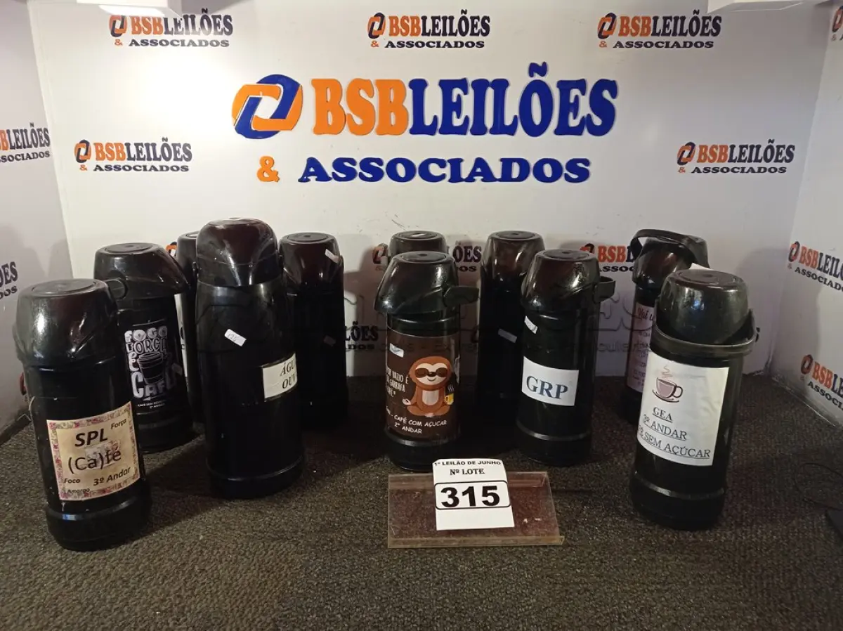 LOTE 315 - 10 GARRAFAS DE CAFÉ. (NO ESTADO) ATENÇÃO! FAZER A VISITAÇÃO ANTES DE ARREMATAR, NÃO SABEMOS SE FUNCIONA. LEILÃO NÃO TEM GARANTIA E NEM DEVOLUÇÃO, SUJEITO A POSSÍVEIS AVARIAS VISÍVEIS/OCULTAS E/OU AUSÊNCIA DE COMPONENTES.