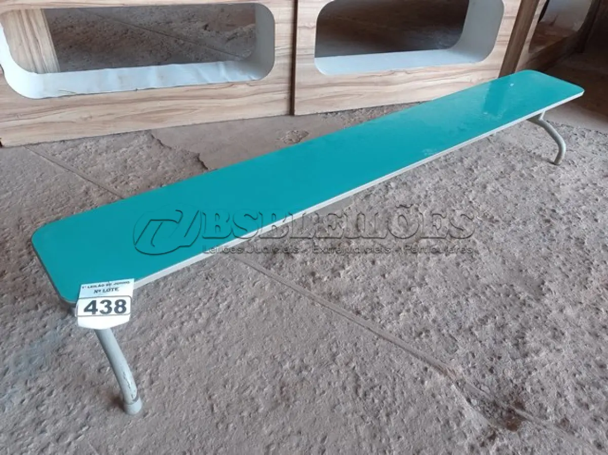 LOTE 438 - 01 BANCO NA COR VERDE. (NO ESTADO) ATENÇÃO! FAZER A VISITAÇÃO ANTES DE ARREMATAR, NÃO SABEMOS SE FUNCIONA. LEILÃO NÃO TEM GARANTIA E NEM DEVOLUÇÃO, SUJEITO A POSSÍVEIS AVARIAS VISÍVEIS/OCULTAS E/OU AUSÊNCIA DE COMPONENTES.