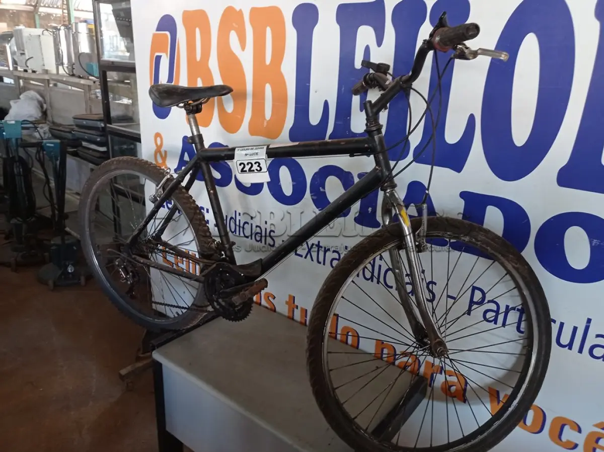 LOTE 223 - 01 BICICLETA ARO 26. (NO ESTADO) ATENÇÃO! FAZER A VISITAÇÃO ANTES DE ARREMATAR, NÃO SABEMOS SE FUNCIONA. LEILÃO NÃO TEM GARANTIA E NEM DEVOLUÇÃO, SUJEITO A POSSÍVEIS AVARIAS VISÍVEIS/OCULTAS E/OU AUSÊNCIA DE COMPONENTES.