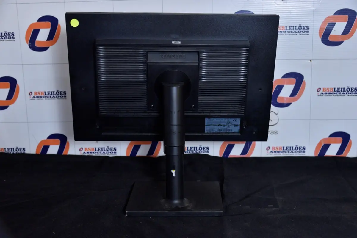 LOTE 121 - 01 MONITOR 22’’ LCD SEM O PÉ MARCA SAMSUNG. (NO ESTADO) AV9706V
