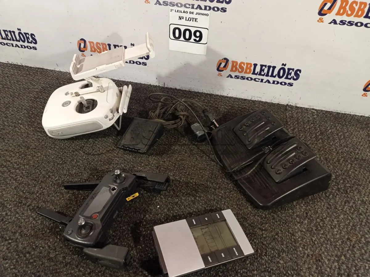 LOTE 009 - 01 ACELERADOR DE VÍDEO GAME, 02 CONTROLES DE DRONE, 01 PEDAL E 01 TERMÔMETRO COM O DISPLAY DANIFICADO.  (NO ESTADO) ATENÇÃO! FAZER A VISITAÇÃO ANTES DE ARREMATAR, NÃO SABEMOS SE FUNCIONA. LEILÃO NÃO TEM GARANTIA E NEM DEVOLUÇÃO, SUJEITO A POSSÍVEIS AVARIAS VISÍVEIS/OCULTAS E/OU AUSÊNCIA DE COMPONENTES.