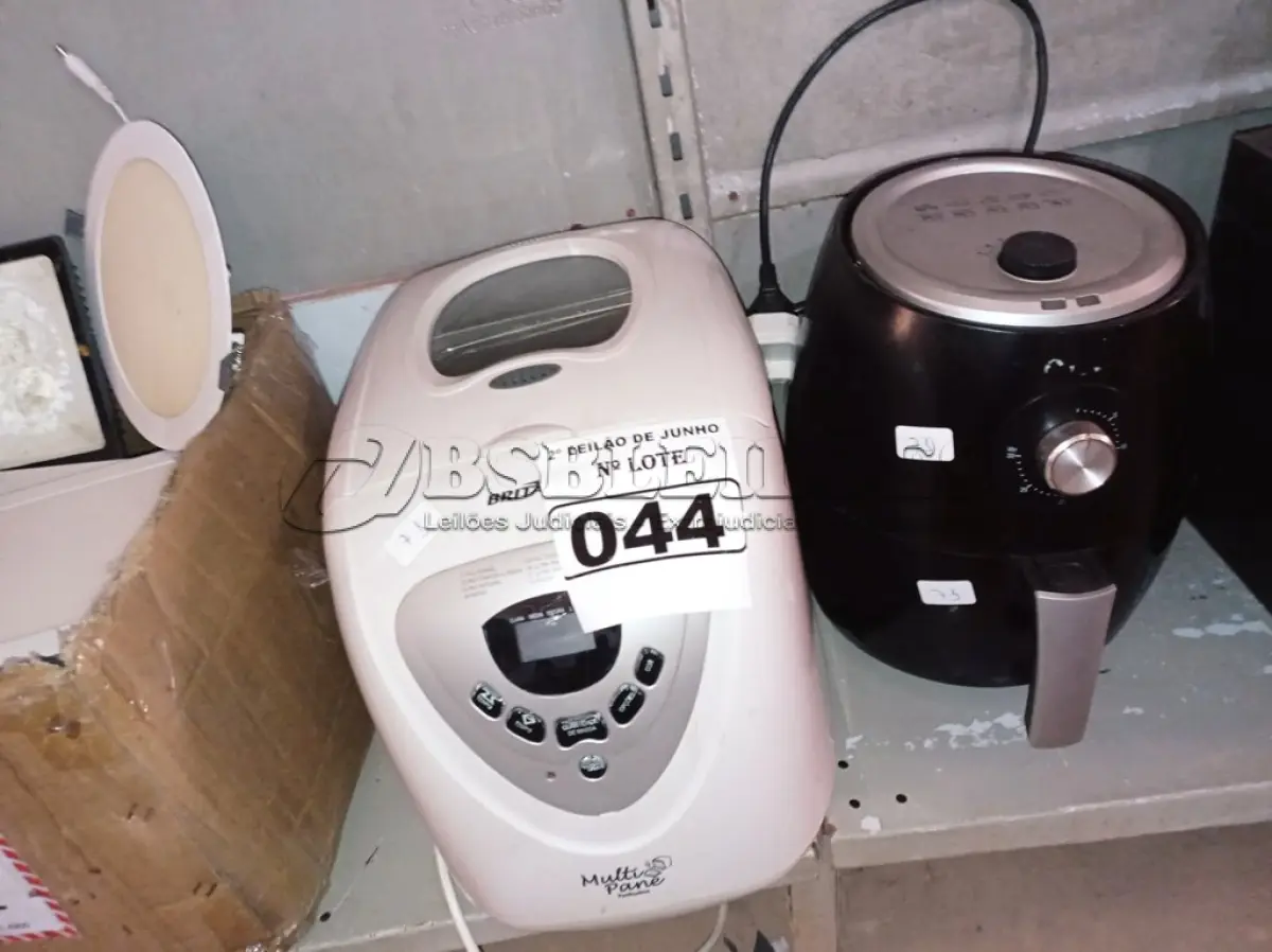LOTE 044 - 01 PANIFICADORA MULTI PANE 220V MARCA BRITÂNIA 01 AIR FRYE 127V SEM MARCA APARENTE. (NO ESTADO) ATENÇÃO! FAZER A VISITAÇÃO ANTES DE ARREMATAR, NÃO SABEMOS SE FUNCIONA. LEILÃO NÃO TEM GARANTIA E NEM DEVOLUÇÃO, SUJEITO A POSSÍVEIS AVARIAS VISÍVEIS/OCULTAS E/OU AUSÊNCIA DE COMPONENTES.
