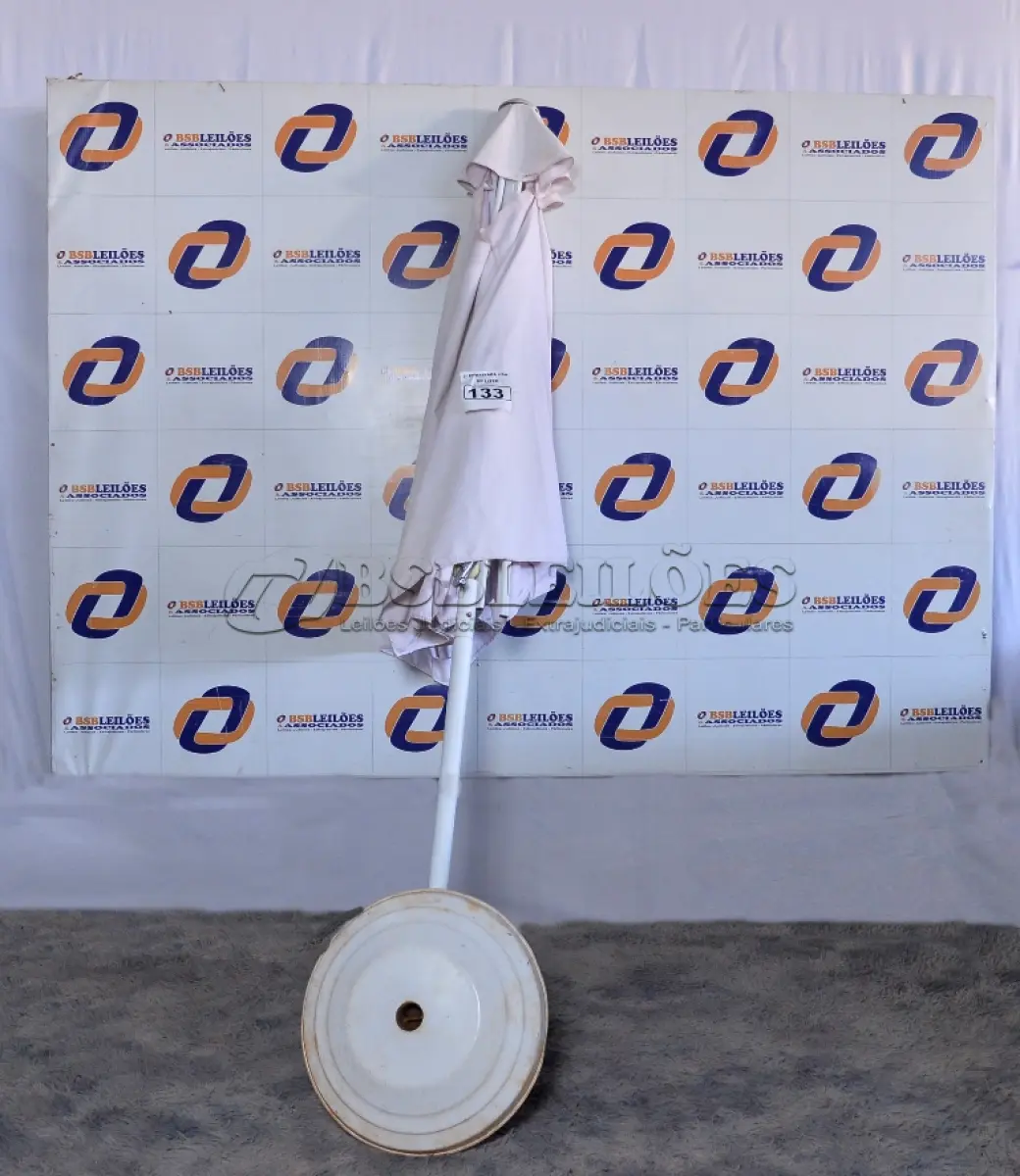 LOTE 133 - 01 OMBRELONE COM O CONTRAPESO DA BASE. (UMBRELA) (NO ESTADO) BH1648F