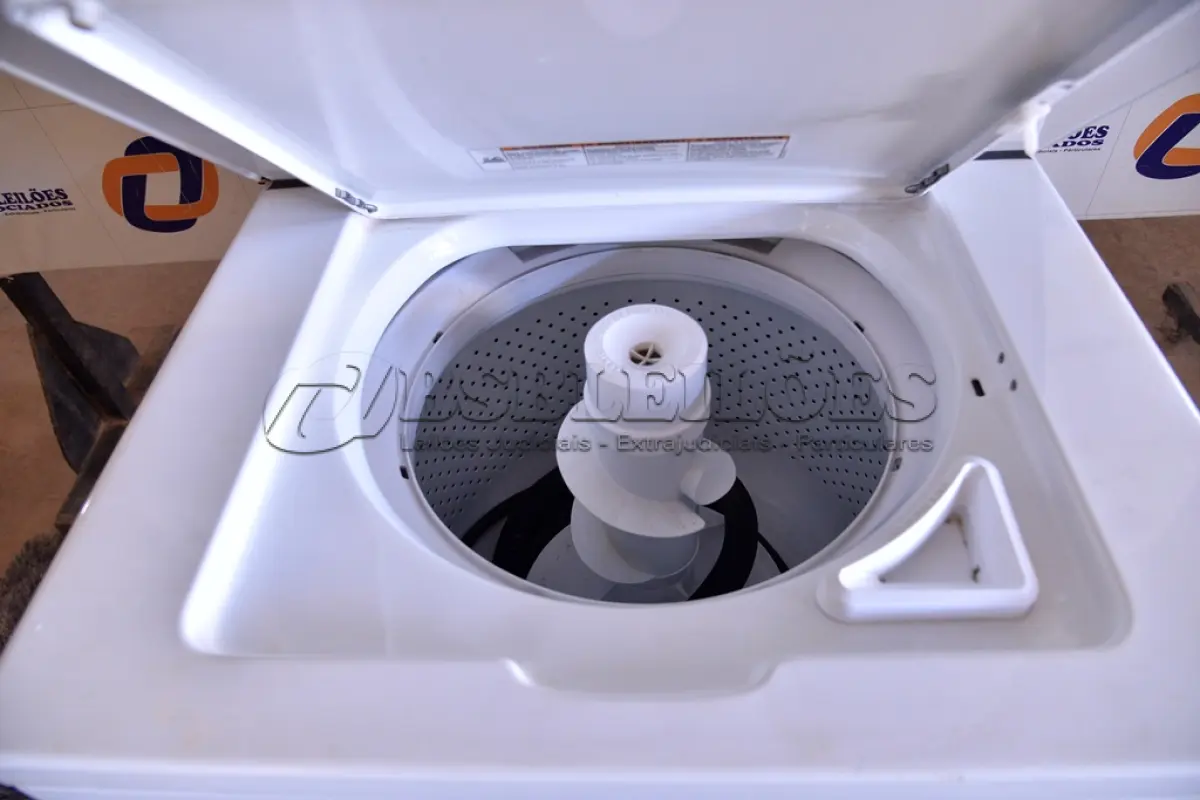 LOTE 035 - 01 MÁQUINA LAVA E SECA MARCA WHIRIPOOL 110V COM AVARIAS NA PORTA DA SECADORA. (WASHER/DRYER COMBINATION) (NO ESTADO) AV9637W