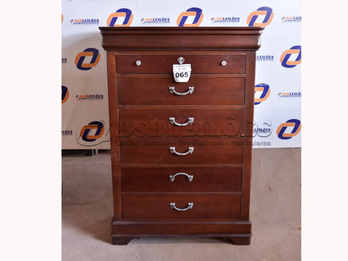 LOTE 065 - 01 CÔMODA EM MADEIRA COM 06 GAVETAS. (HIGHBOY)(NO ESTADO)AU2012F