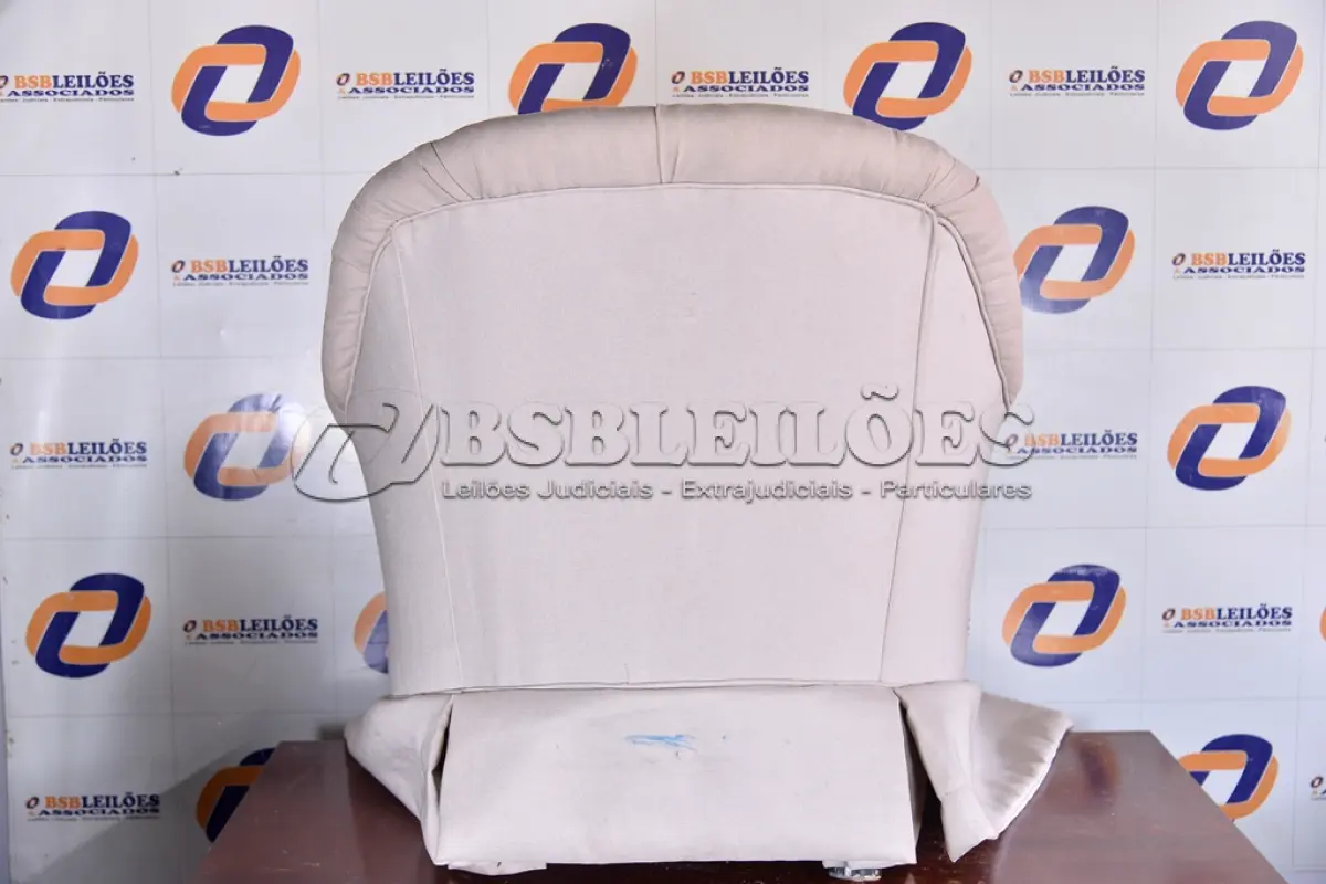LOTE 005 - 01 POLTRONA COM AVARIAS EM 01 DOS PÉS.  (CHAIR, HSLD, EASY) (NO ESTADO) AV9981G