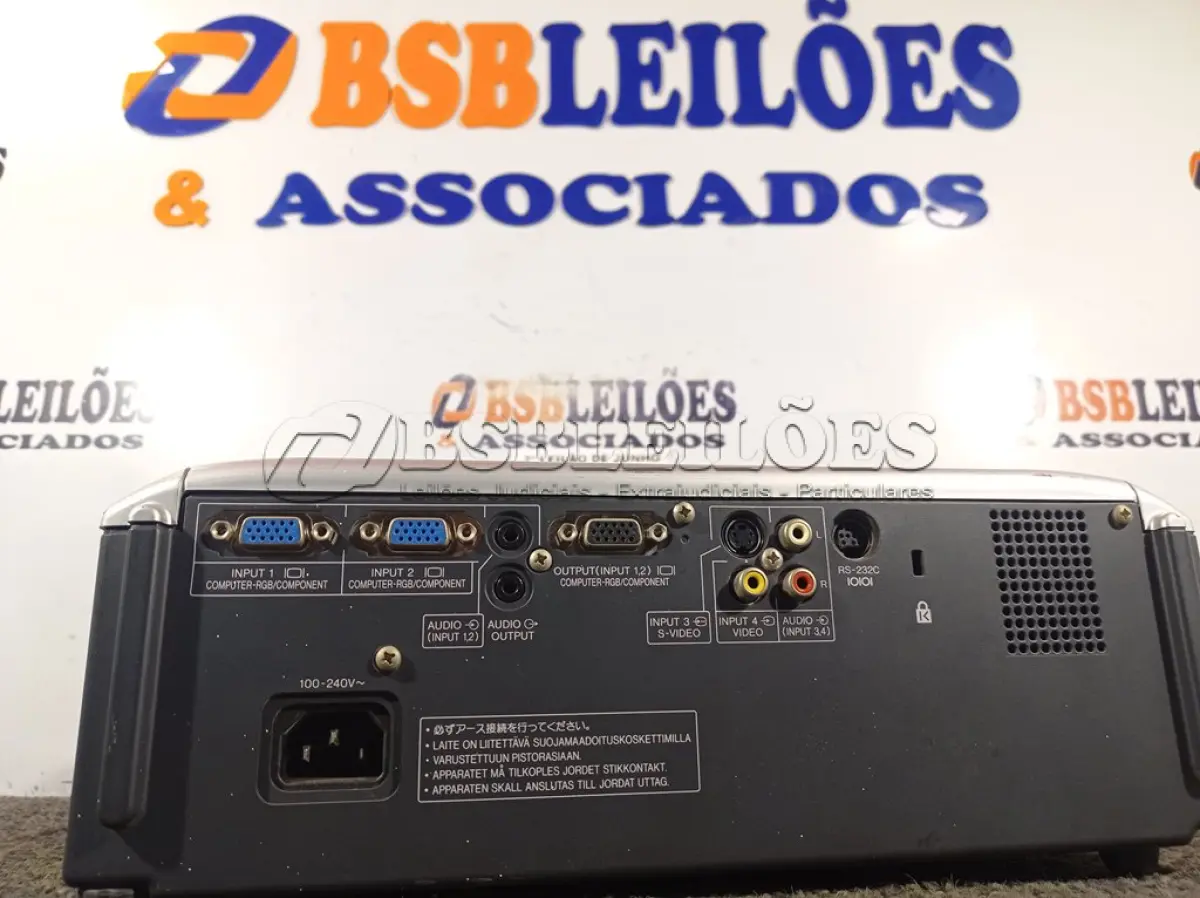 LOTE 008 - 01 PROJETOR MARCA SHARP XR-10S. (NO ESTADO) ATENÇÃO! FAZER A VISITAÇÃO ANTES DE ARREMATAR, NÃO SABEMOS SE FUNCIONA. LEILÃO NÃO TEM GARANTIA E NEM DEVOLUÇÃO, SUJEITO A POSSÍVEIS AVARIAS VISÍVEIS/OCULTAS E/OU AUSÊNCIA DE COMPONENTES.