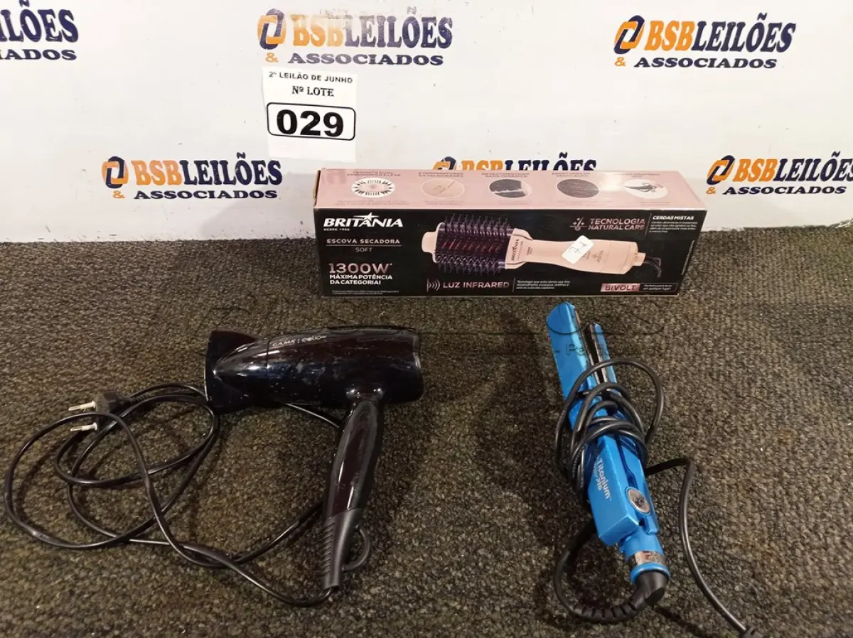 LOTE 029 - 01 PRANCHA COM AVARIAS, 01 SECADOR DE CABELO E 01 ESCOVA SECADORA/MODELADORA 220V. (LIGANDO) (NO ESTADO) ATENÇÃO! FAZER A VISITAÇÃO ANTES DE ARREMATAR, NÃO SABEMOS SE FUNCIONA. LEILÃO NÃO TEM GARANTIA E NEM DEVOLUÇÃO, SUJEITO A POSSÍVEIS AVARIAS VISÍVEIS/OCULTAS E/OU AUSÊNCIA DE COMPONENTES.