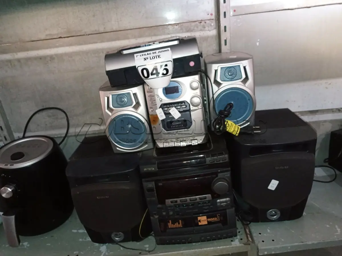 LOTE 045 - 02 APARELHOS DE SOM E 01 MICROSSISTEMA DE ÁUDIO BIVOLT MARCA PHILIPS. (NO ESTADO) ATENÇÃO! FAZER A VISITAÇÃO ANTES DE ARREMATAR, NÃO SABEMOS SE FUNCIONA. LEILÃO NÃO TEM GARANTIA E NEM DEVOLUÇÃO, SUJEITO A POSSÍVEIS AVARIAS VISÍVEIS/OCULTAS E/OU AUSÊNCIA DE COMPONENTES.