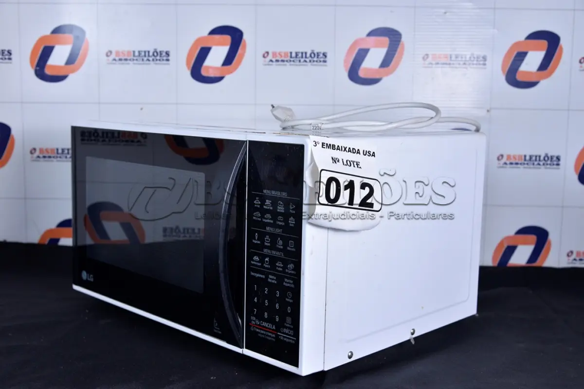 LOTE 012 - 01 FORNO MICRO-ONDAS 30L MARCA LG 220V. (OVEN, MICROWAVE) (NO ESTADO) BH1501A
