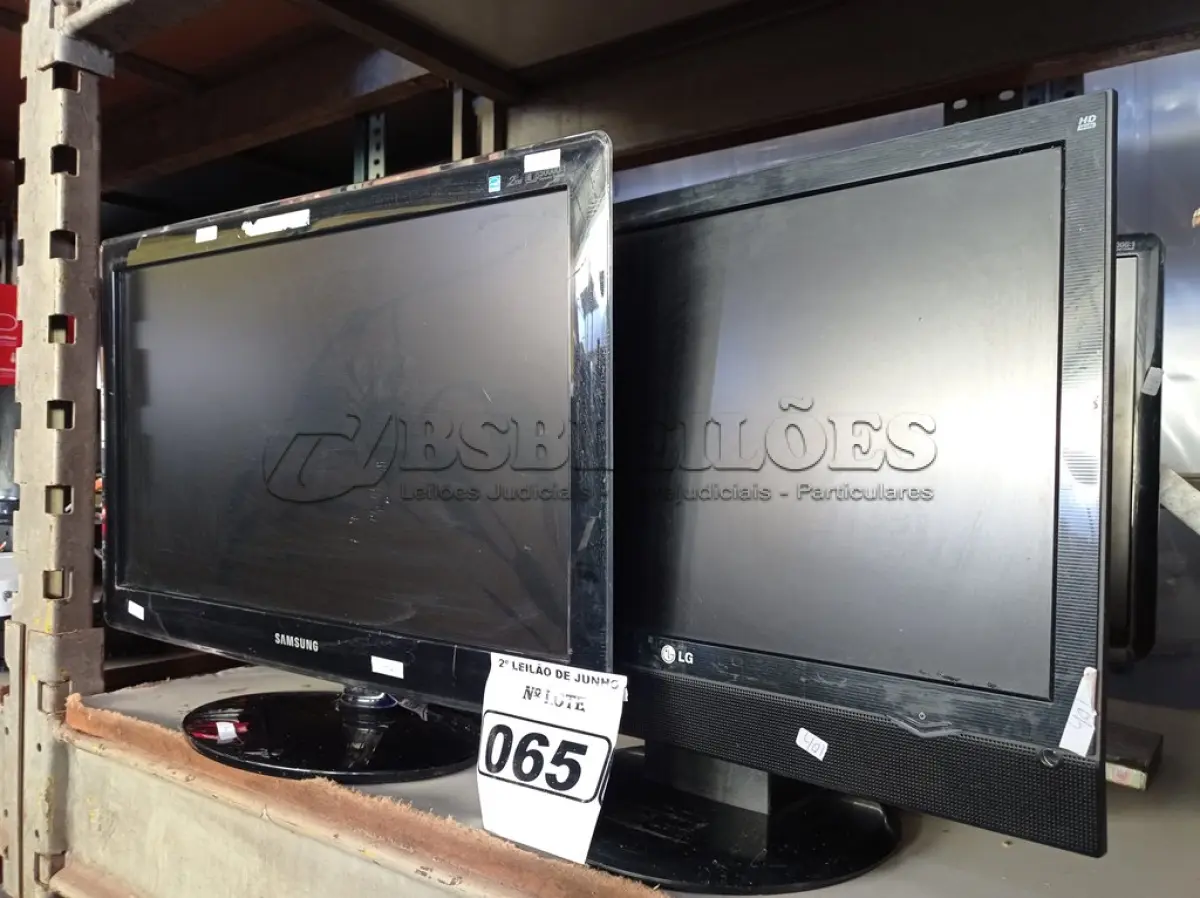 LOTE 065 - 07 MONITORES LCD PARA RETIRADA DE PEÇAS. (NO ESTADO) ATENÇÃO! FAZER A VISITAÇÃO ANTES DE ARREMATAR, NÃO SABEMOS SE FUNCIONA. LEILÃO NÃO TEM GARANTIA E NEM DEVOLUÇÃO, SUJEITO A POSSÍVEIS AVARIAS VISÍVEIS/OCULTAS E/OU AUSÊNCIA DE COMPONENTES.