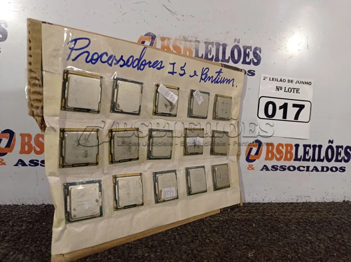 LOTE 017 - 15 PROCESSADORES I5 E PENTIUM. (NO ESTADO) ATENÇÃO! FAZER A VISITAÇÃO ANTES DE ARREMATAR, NÃO SABEMOS SE FUNCIONA. LEILÃO NÃO TEM GARANTIA E NEM DEVOLUÇÃO, SUJEITO A POSSÍVEIS AVARIAS VISÍVEIS/OCULTAS E/OU AUSÊNCIA DE COMPONENTES.