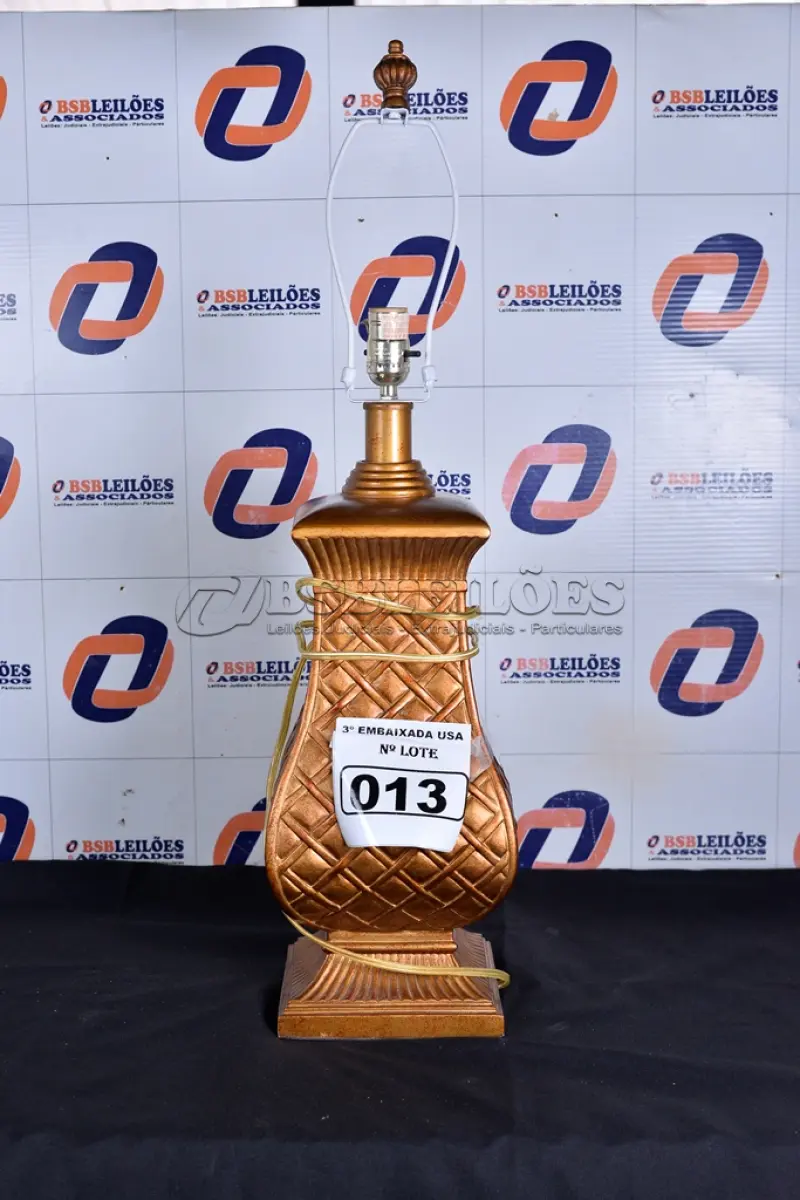 LOTE 013 - 01 ABAJUR SEM A CÚPULA 250V. (LAMPHOSEHOLD, TABLE) (NO ESTADO) AV9422N