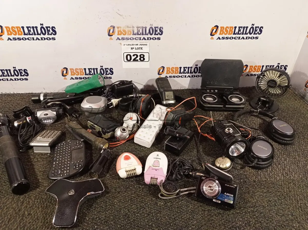 LOTE 028 - 01 LOTE COM 02 FONES DE OUVIDO, LANTERNAS, CALCULADORA, MÁQUINA FOTOGRÁFICA, CÂMERA PARA COMPUTADOR E DIVERSOS. (NO ESTADO) ATENÇÃO! FAZER A VISITAÇÃO ANTES DE ARREMATAR, NÃO SABEMOS SE FUNCIONA. LEILÃO NÃO TEM GARANTIA E NEM DEVOLUÇÃO, SUJEITO A POSSÍVEIS AVARIAS VISÍVEIS/OCULTAS E/OU AUSÊNCIA DE COMPONENTES.