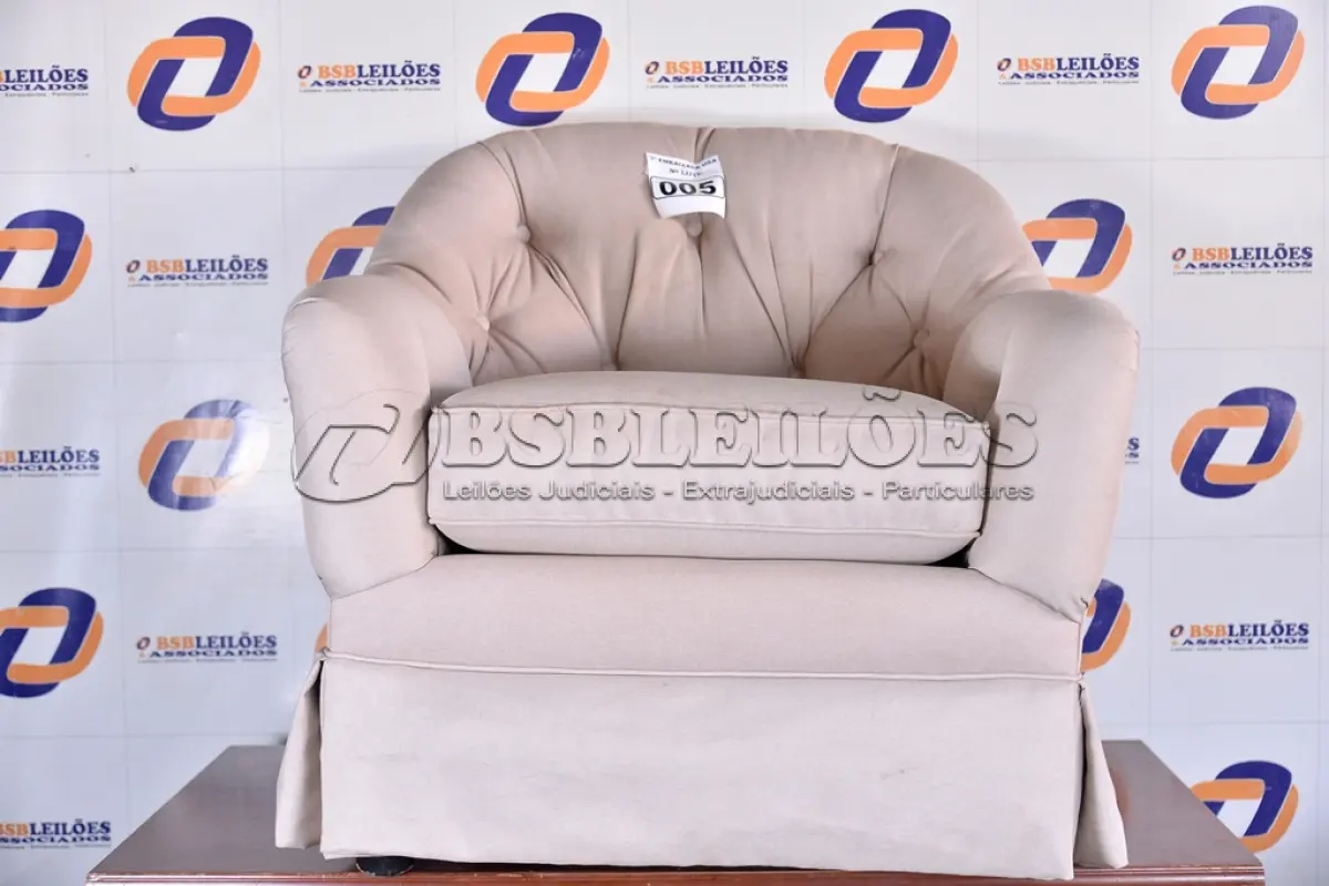 LOTE 005 - 01 POLTRONA COM AVARIAS EM 01 DOS PÉS.  (CHAIR, HSLD, EASY) (NO ESTADO) AV9981G