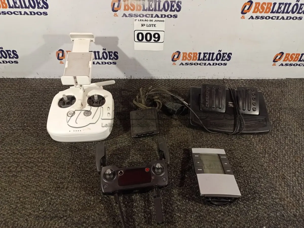 LOTE 009 - 01 ACELERADOR DE VÍDEO GAME, 02 CONTROLES DE DRONE, 01 PEDAL E 01 TERMÔMETRO COM O DISPLAY DANIFICADO.  (NO ESTADO) ATENÇÃO! FAZER A VISITAÇÃO ANTES DE ARREMATAR, NÃO SABEMOS SE FUNCIONA. LEILÃO NÃO TEM GARANTIA E NEM DEVOLUÇÃO, SUJEITO A POSSÍVEIS AVARIAS VISÍVEIS/OCULTAS E/OU AUSÊNCIA DE COMPONENTES.