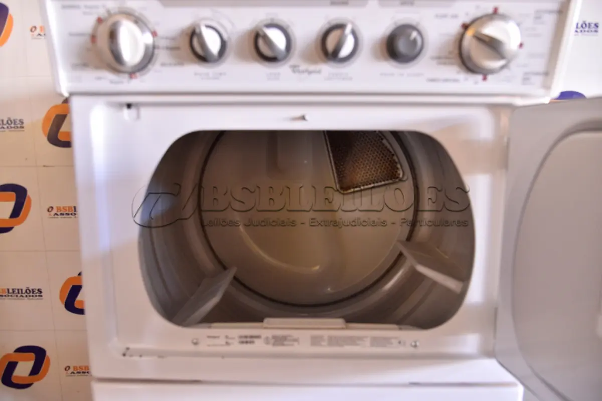 LOTE 035 - 01 MÁQUINA LAVA E SECA MARCA WHIRIPOOL 110V COM AVARIAS NA PORTA DA SECADORA. (WASHER/DRYER COMBINATION) (NO ESTADO) AV9637W