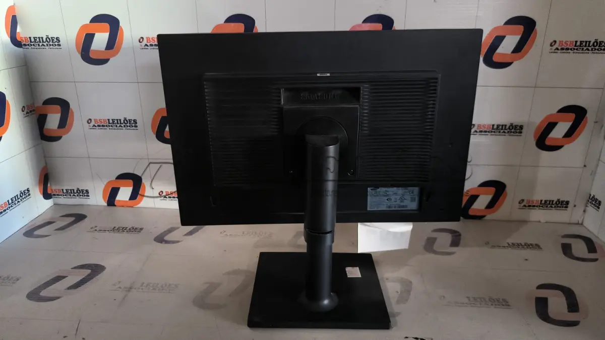 LOTE 095 - 01 MONITOR 22’’ MARCA SAMSUNG COM PÉ (NO ESTADO) AV9706C