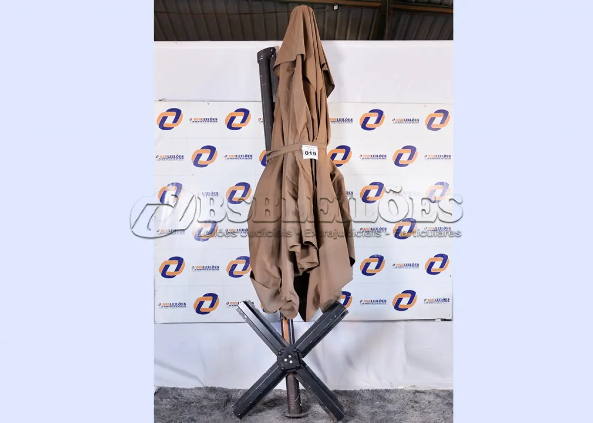 LOTE 019 - 01 OMBRELONE FALTANDO O CONTRAPESO DA BASE. (UMBRELA) (NO ESTADO) AV9675J