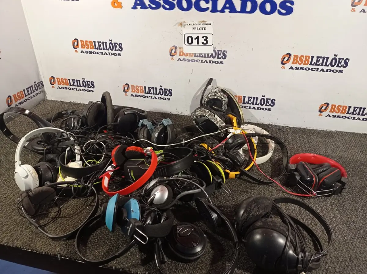 LOTE 013 - 01 LOTE COM FONES DE OUVIDO. (NO ESTADO) ATENÇÃO! FAZER A VISITAÇÃO ANTES DE ARREMATAR, NÃO SABEMOS SE FUNCIONA. LEILÃO NÃO TEM GARANTIA E NEM DEVOLUÇÃO, SUJEITO A POSSÍVEIS AVARIAS VISÍVEIS/OCULTAS E/OU AUSÊNCIA DE COMPONENTES.
