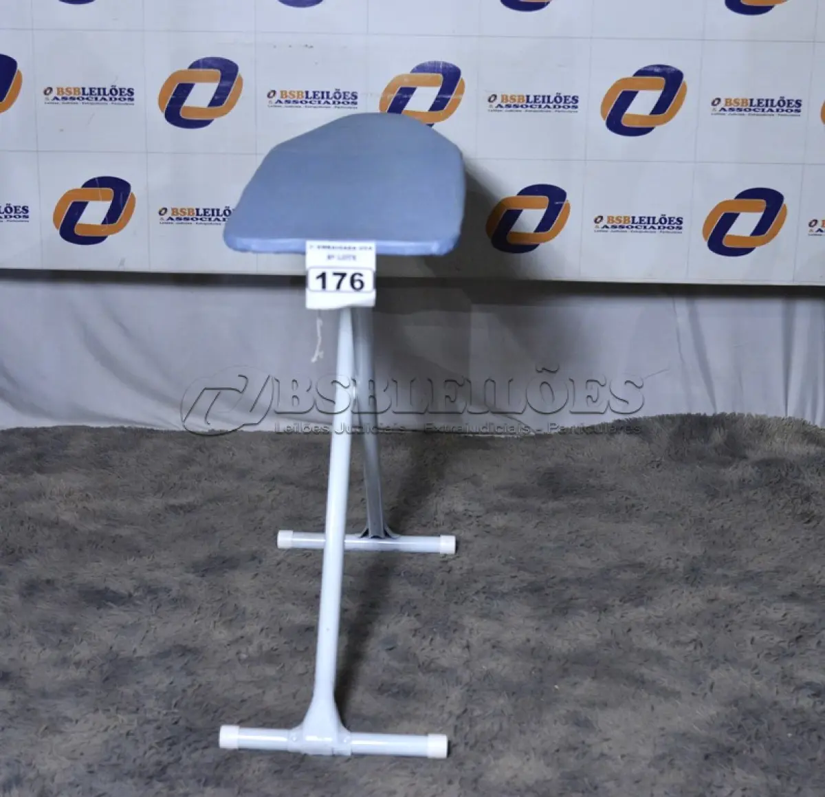 LOTE 176 - 01 TÁBUA DE PASSAR ROUPAS. (IRONING BOARD) (NO ESTADO)0000011