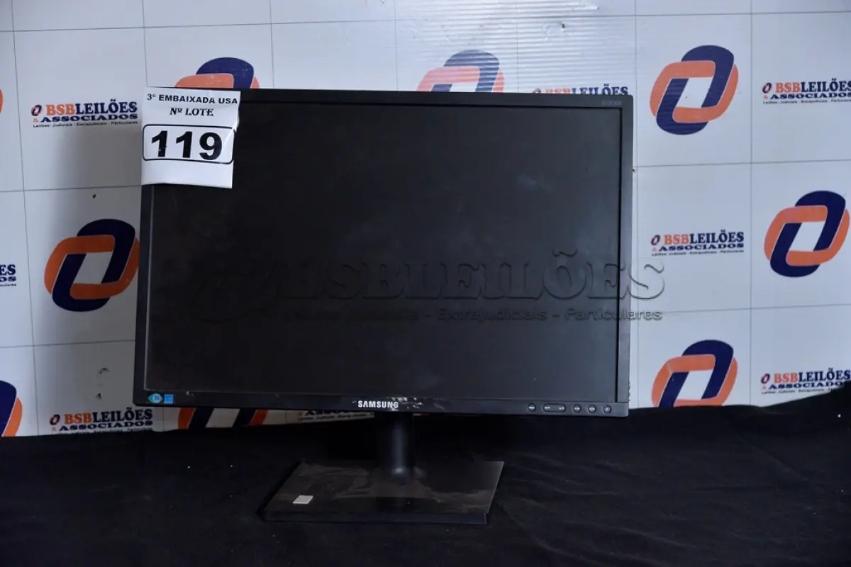 LOTE 119 - 01 MONITOR 19’’ LCD COM PÉ MARCA HYUNDAI. (NO ESTADO) AV9706M