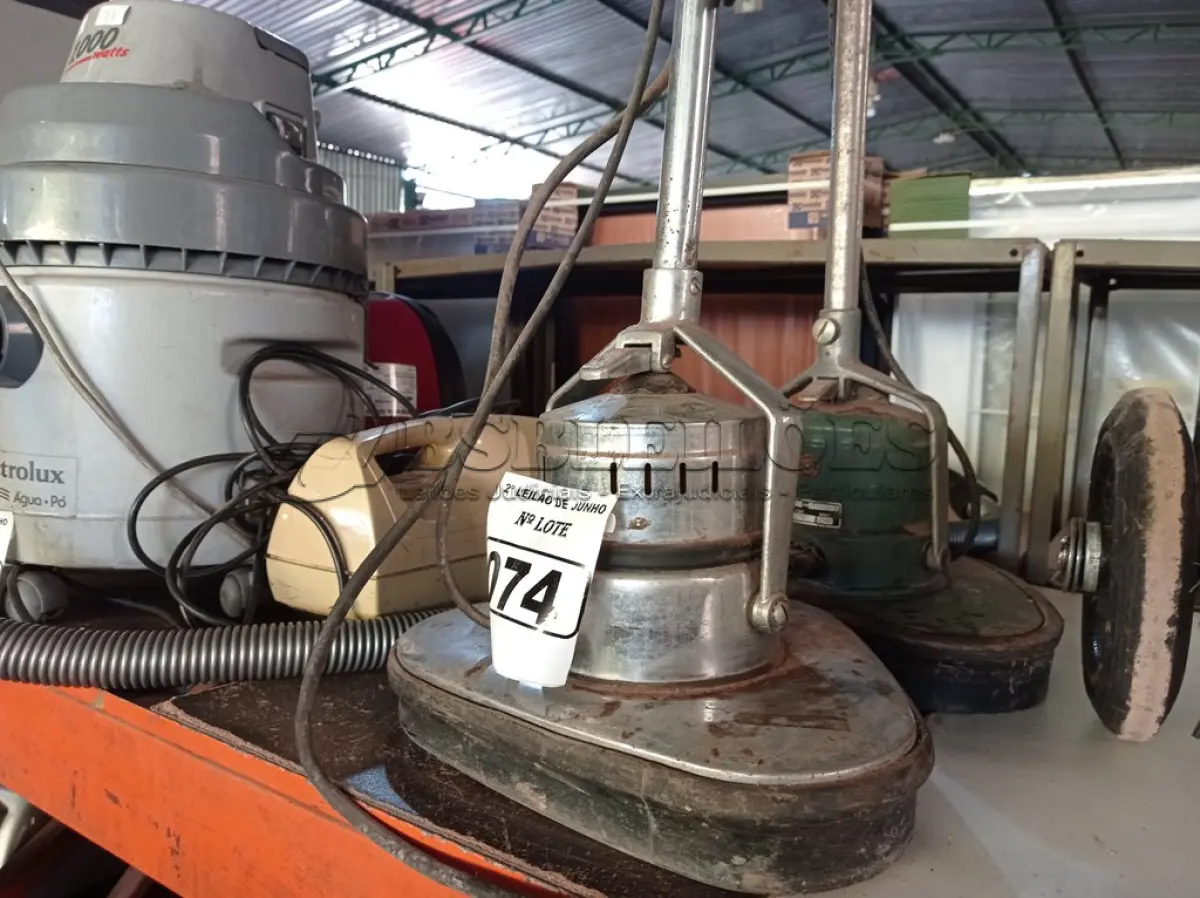 LOTE 074 - 02 ENCERADEIRAS ANTIGAS. (NO ESTADO) ATENÇÃO! FAZER A VISITAÇÃO ANTES DE ARREMATAR, NÃO SABEMOS SE FUNCIONA. LEILÃO NÃO TEM GARANTIA E NEM DEVOLUÇÃO, SUJEITO A POSSÍVEIS AVARIAS VISÍVEIS/OCULTAS E/OU AUSÊNCIA DE COMPONENTES.