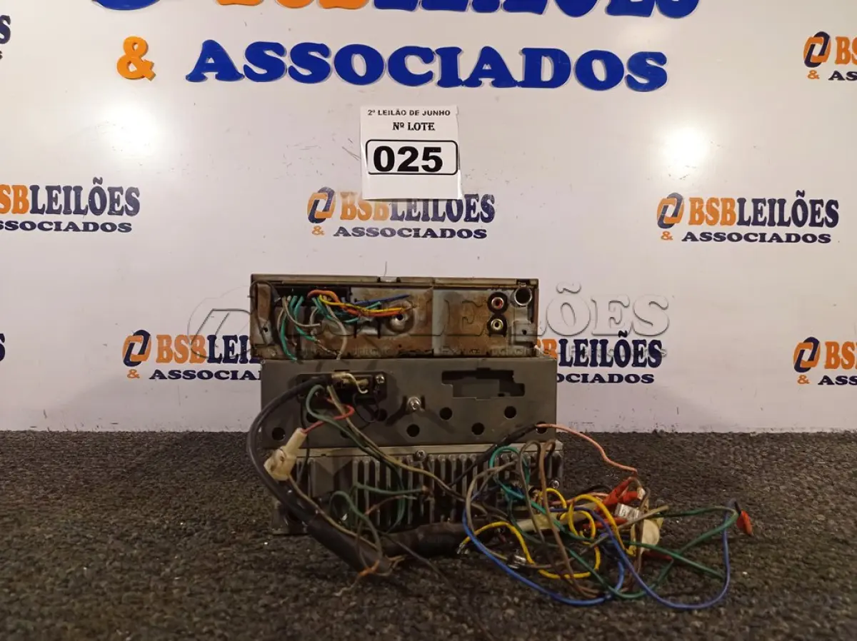 LOTE 025 - 03 APARELHOS DE SOM AUTOMOTIVO PARA RETIRADA DE PEÇAS. (NO ESTADO) ATENÇÃO! FAZER A VISITAÇÃO ANTES DE ARREMATAR, NÃO SABEMOS SE FUNCIONA. LEILÃO NÃO TEM GARANTIA E NEM DEVOLUÇÃO, SUJEITO A POSSÍVEIS AVARIAS VISÍVEIS/OCULTAS E/OU AUSÊNCIA DE COMPONENTES.