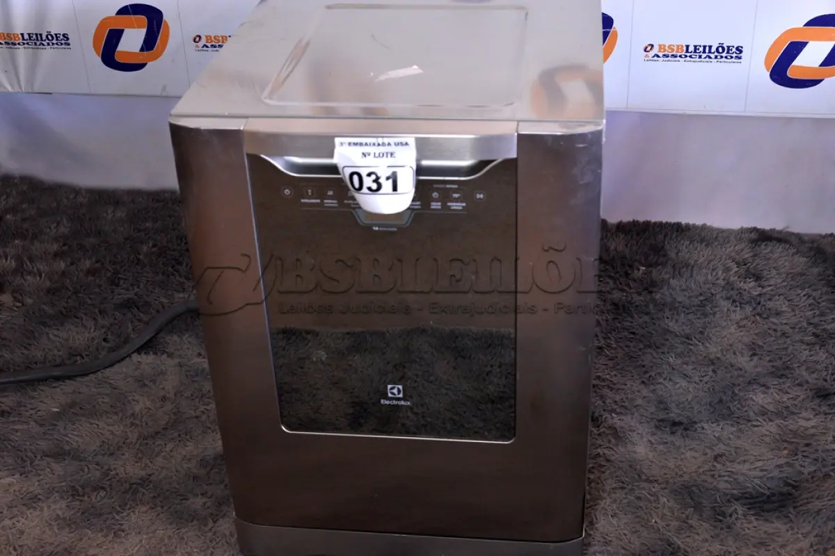 LOTE 031 - 01 LAVA LOUÇAS MARCA ELETROLUX 220V COM DEFEITO NA PORTA. (DISHWASHER) (NO ESTADO) BH1518K