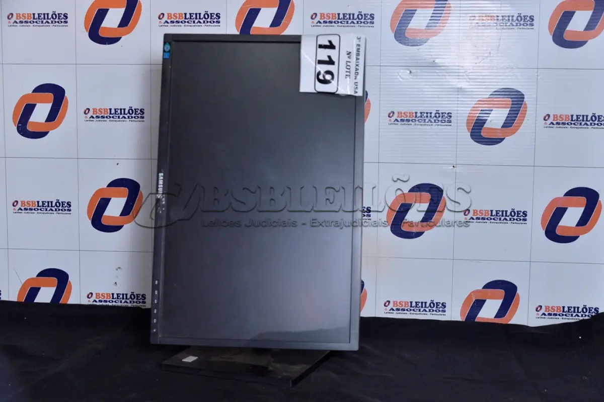LOTE 119 - 01 MONITOR 19’’ LCD COM PÉ MARCA HYUNDAI. (NO ESTADO) AV9706M