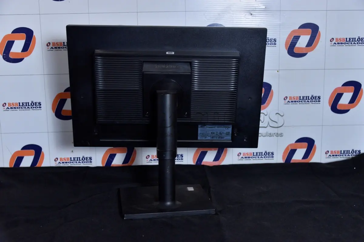 LOTE 119 - 01 MONITOR 19’’ LCD COM PÉ MARCA HYUNDAI. (NO ESTADO) AV9706M