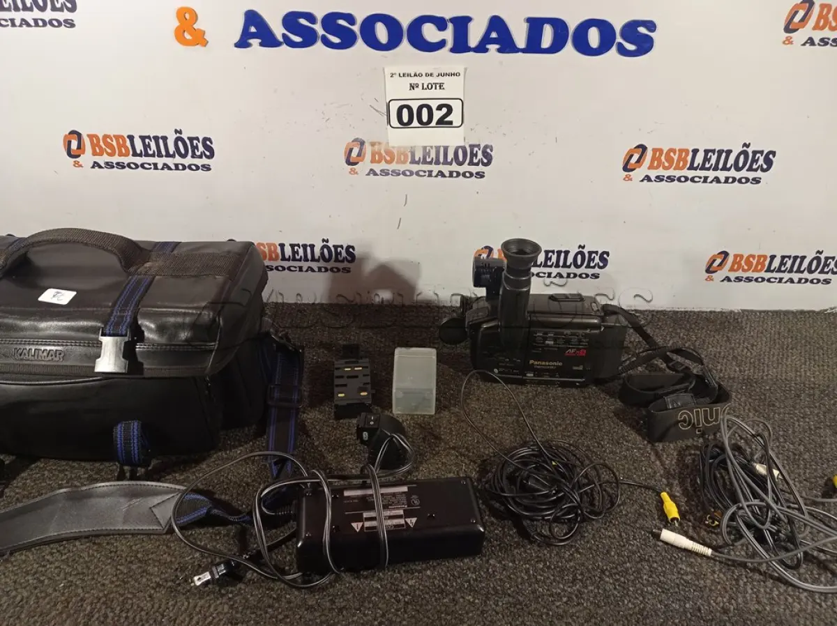 LOTE 002 - 01 CÂMERA FILMADORA COM CARREGADOR, BATERIA, CABOS, FLASH E CASE MARCA PANASONIC PALMCORDER AFX8 DIGITAL FAD. (NO ESTADO) ATENÇÃO! FAZER A VISITAÇÃO ANTES DE ARREMATAR, NÃO SABEMOS SE FUNCIONA. LEILÃO NÃO TEM GARANTIA E NEM DEVOLUÇÃO, SUJEITO A POSSÍVEIS AVARIAS VISÍVEIS/OCULTAS E/OU AUSÊNCIA DE COMPONENTES.