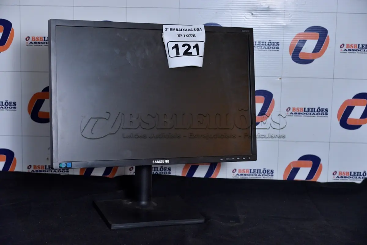 LOTE 121 - 01 MONITOR 22’’ LCD SEM O PÉ MARCA SAMSUNG. (NO ESTADO) AV9706V