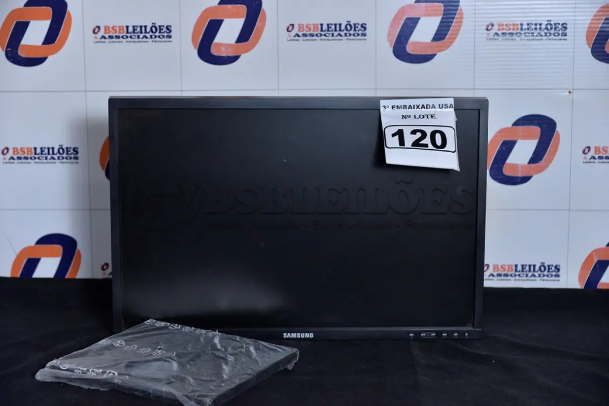 LOTE 120 - 01 MONITOR 22’’ LCD SEM O PÉ MARCA SAMSUNG. (NO ESTADO) AV9705H