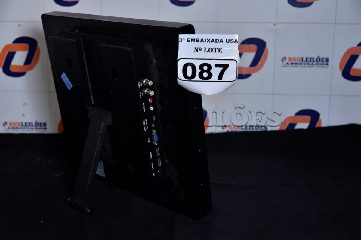 LOTE 087 - 01 MONITOR TV LED 19’’ SEM PÉ MARCA TOTEVIISON COM A TELA TRINCADA. (NO ESTADO) 0000031