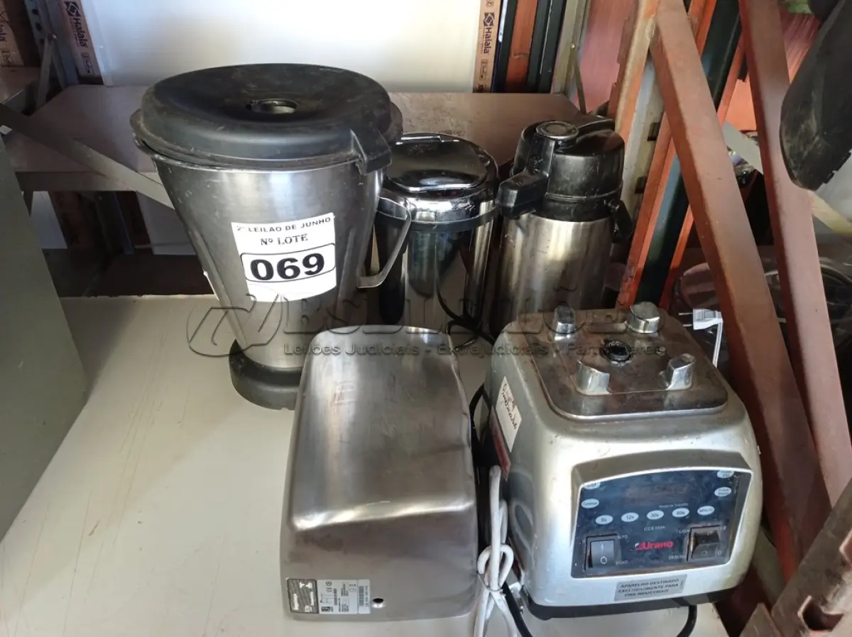 LOTE 069 - 01 LOTE COM 01 COPO DE LIQUIDIFICADOR INDUSTRIAL, 01 LIXEIRA EM INOX, 01 SECADORA DE MÃOS, 01 GARRAFA DE CAFÉ E 01 BASE PARA LIQUIDIFICADOR. (NO ESTADO) ATENÇÃO! FAZER A VISITAÇÃO ANTES DE ARREMATAR, NÃO SABEMOS SE FUNCIONA. LEILÃO NÃO TEM GARANTIA E NEM DEVOLUÇÃO, SUJEITO A POSSÍVEIS AVARIAS VISÍVEIS/OCULTAS E/OU AUSÊNCIA DE COMPONENTES.