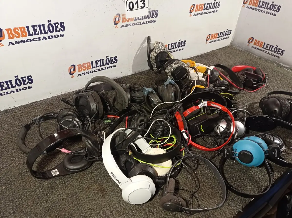 LOTE 013 - 01 LOTE COM FONES DE OUVIDO. (NO ESTADO) ATENÇÃO! FAZER A VISITAÇÃO ANTES DE ARREMATAR, NÃO SABEMOS SE FUNCIONA. LEILÃO NÃO TEM GARANTIA E NEM DEVOLUÇÃO, SUJEITO A POSSÍVEIS AVARIAS VISÍVEIS/OCULTAS E/OU AUSÊNCIA DE COMPONENTES.