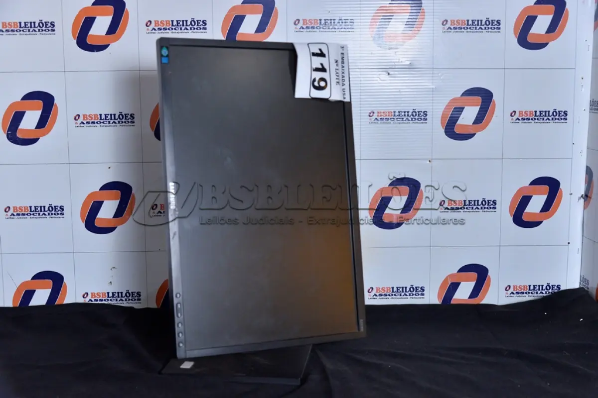 LOTE 119 - 01 MONITOR 19’’ LCD COM PÉ MARCA HYUNDAI. (NO ESTADO) AV9706M