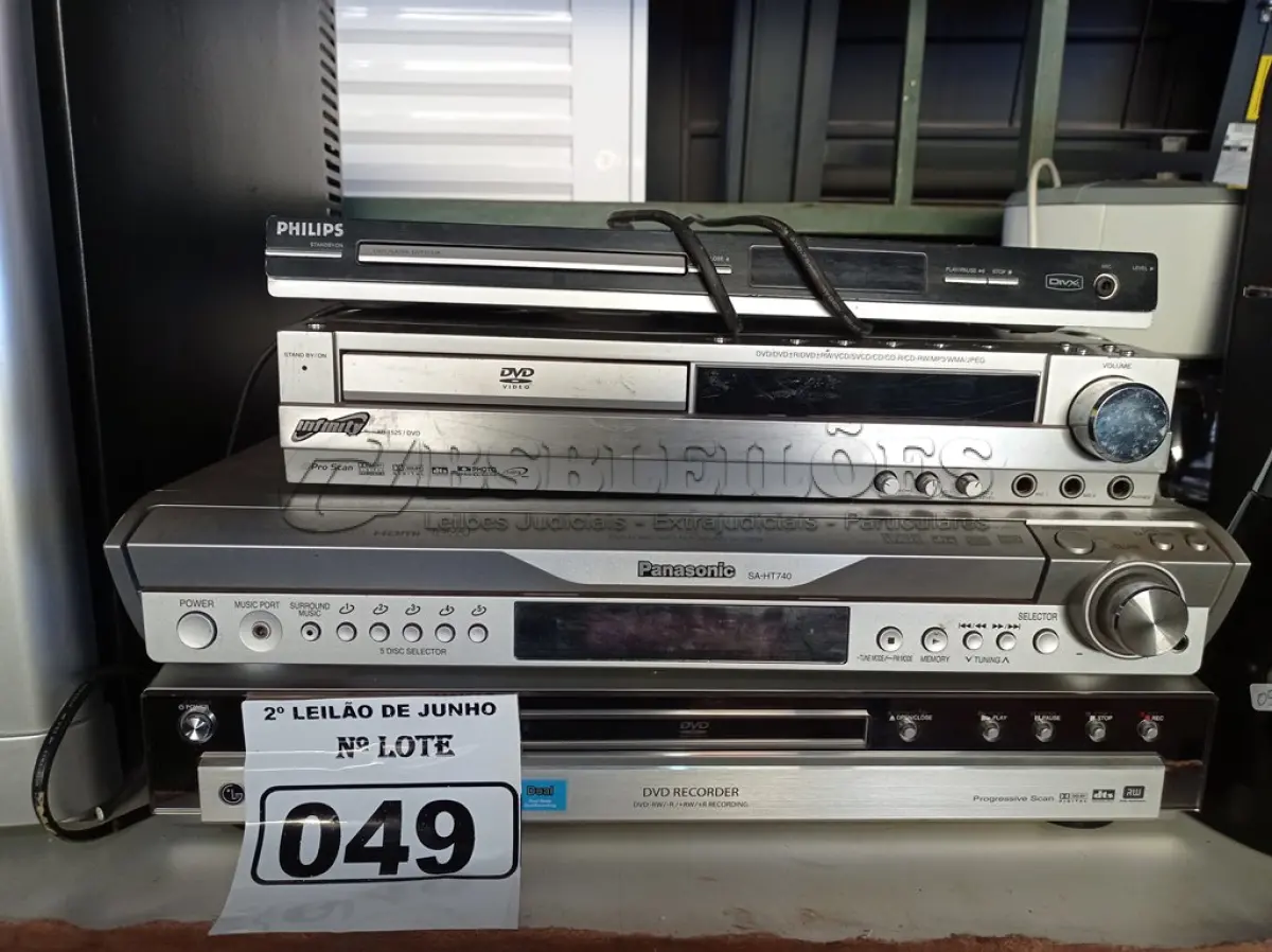 LOTE 049 - 04 DVDS MARCAS E MODELOS DIVERSOS. (NO ESTADO) ATENÇÃO! FAZER A VISITAÇÃO ANTES DE ARREMATAR, NÃO SABEMOS SE FUNCIONA. LEILÃO NÃO TEM GARANTIA E NEM DEVOLUÇÃO, SUJEITO A POSSÍVEIS AVARIAS VISÍVEIS/OCULTAS E/OU AUSÊNCIA DE COMPONENTES.