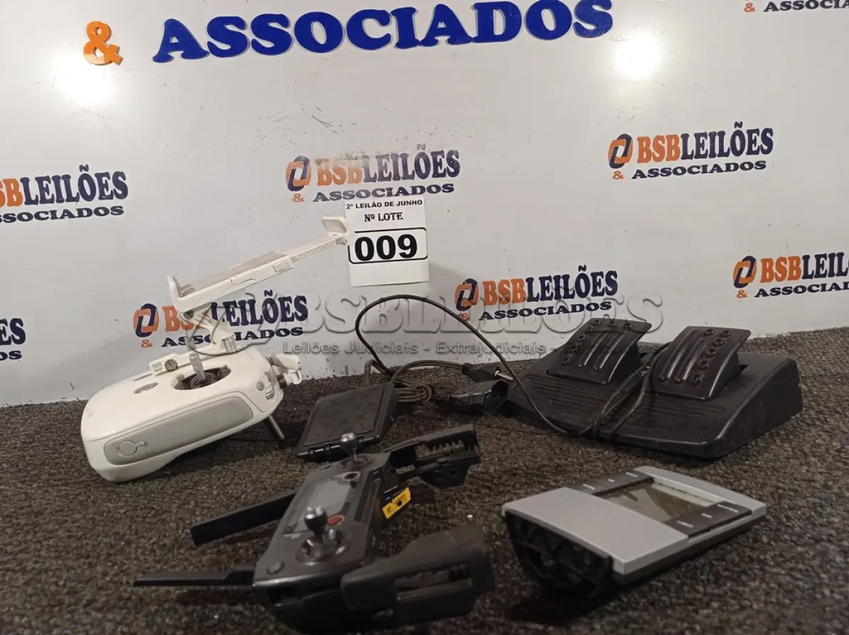 LOTE 009 - 01 ACELERADOR DE VÍDEO GAME, 02 CONTROLES DE DRONE, 01 PEDAL E 01 TERMÔMETRO COM O DISPLAY DANIFICADO.  (NO ESTADO) ATENÇÃO! FAZER A VISITAÇÃO ANTES DE ARREMATAR, NÃO SABEMOS SE FUNCIONA. LEILÃO NÃO TEM GARANTIA E NEM DEVOLUÇÃO, SUJEITO A POSSÍVEIS AVARIAS VISÍVEIS/OCULTAS E/OU AUSÊNCIA DE COMPONENTES.